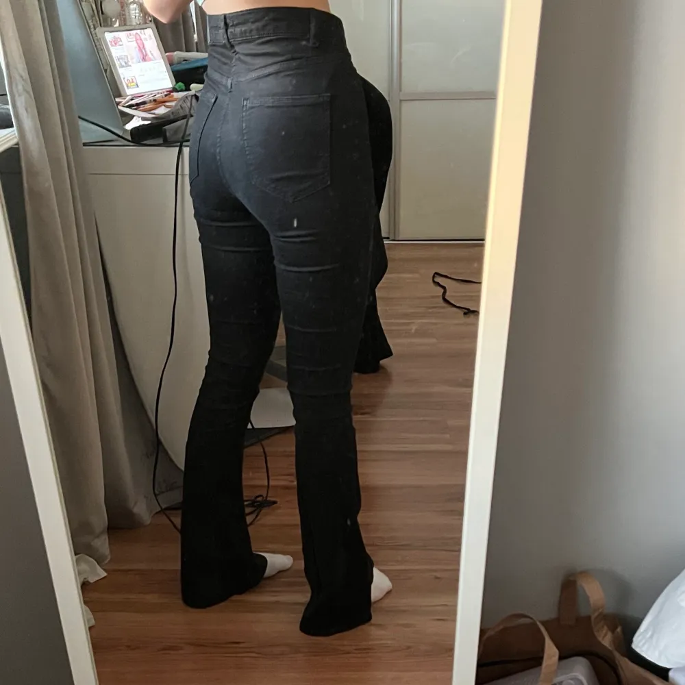 Svarta bootcut jeans från Gina tricot köpta för 2 år sedan. Storlek s, 100 plus frakt!. Jeans & Byxor.