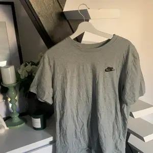 Grå Nike T-shirt köpt på kings&queens i Malmö för något år sedan. Använd Max 3 ggr