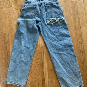 Asos jeans - Aldrig använda jeans från asos men är lite skrynkliga då som legat längst in i garderoben. Slitning precis under röven och sitter rakt så blir skitsnygg passform! De är dessvärre för små och för korta för mig som är M ish i jeans och 168,5cm lång (har långa ben), strl 26/30 i jeans 🌞
