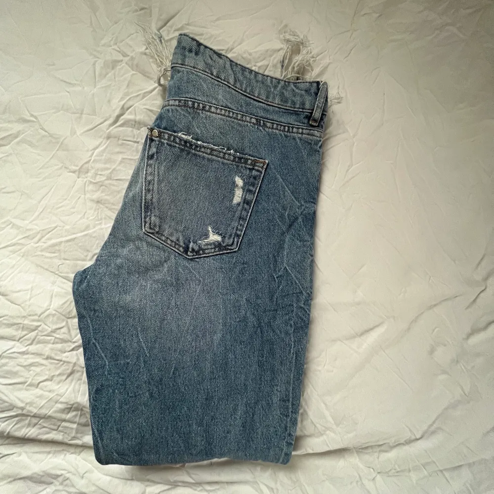Lågmidjade girlfriendes jeans Vet ej varifrån, skulle gissa hm eller Gina  Skriv i pm vid frågor💗. Jeans & Byxor.