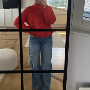 Stickad tröja - En tröja man inte kan missa från Pieces!  Jättefin färg som piggar upp! Köparen står för frakten 🚚📦