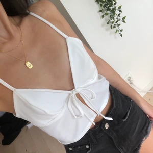 vit topp - vit topp som man knyter där fram, strl xs, använd typ 2 gånger. frakt 26kr 💕