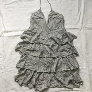 Klänning - Volangklänning som knyts runt halsen, passar till xs-s