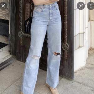 Vida full length jeans med hål från Zara. Lappar kvar. Långa på mig som är 172 cm lång. Frakt ingår i priset