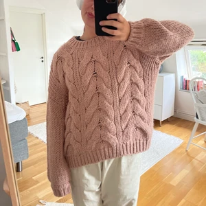 Mysig stickad tröja - Stickad tröja från nakd som aldrig är använd. Köparen står för frakt💕