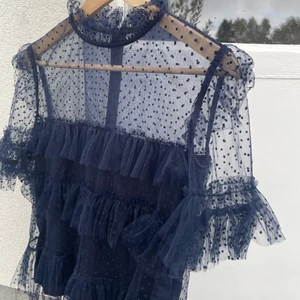 Top/Blus från By Malina  - Säljer denna AS SNYGGA top/blusen från By Malina då den är förliten😢 storlek s/xs och aldrig använd ! Nypris 1649kr köparen står för frakten  OBS! TRYCK EJ PÅ KÖP DIREKT UTAN SKRIV TILL MIG VID FRÅGOR OCH INTRESSE✨🫶🏼