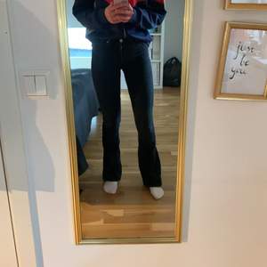 Ett par jättefina och bekväma svarta bootcut jeans från bikbok i midwaist, storlek xs, med längd 32!   Den svarta färgen är liiite urtvättad då det ofta blir så snabbt när man tvättar svarta jeans, men jag anser att dem är väldigt fina ändå. 😇 Nypris 599