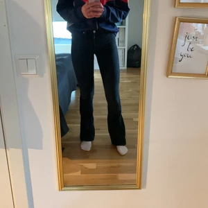 Bootcut jeans Bikbok - Ett par jättefina och bekväma svarta bootcut jeans från bikbok i midwaist, storlek xs, med längd 32!   Den svarta färgen är liiite urtvättad då det ofta blir så snabbt när man tvättar svarta jeans, men jag anser att dem är väldigt fina ändå. 😇 Nypris 599