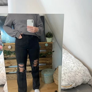 Svarta straight jeans med hål i - Superfina svarta straight jeans ifrån NA-KD. I storlek 36 och är i väldigt bra skick. Frakt tillkommer 