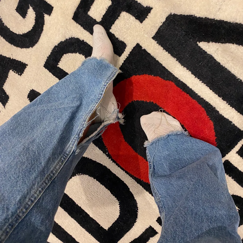 vida blåa jeans från ZARA i storlek 36 med slits på insidan längst ner. är själv 168 cm. står ej för frakt! . Jeans & Byxor.