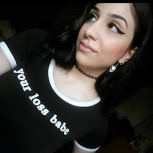 Minga london Cropped Thshirt storlek S-M - Cropped T-shirt där det står "your loss babe" på. Bra skick. Storlek S-M men strechig.