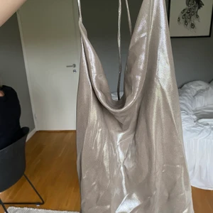 Oanvänt festtopp  - Helt oanvänd festlig topp i en shimmrig champagne färg! (Nypris 399) stl L! Köparen står för frakten