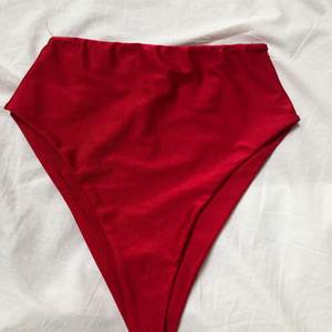 Röd högmidjad bikini underdel, aldrig använd 
