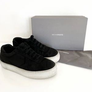 Arigato skor - Axel Arigato skor i strl 38, kommer med dustbag och skolåda - skriv om har frågor eller vill ha fler bilder ⭐️