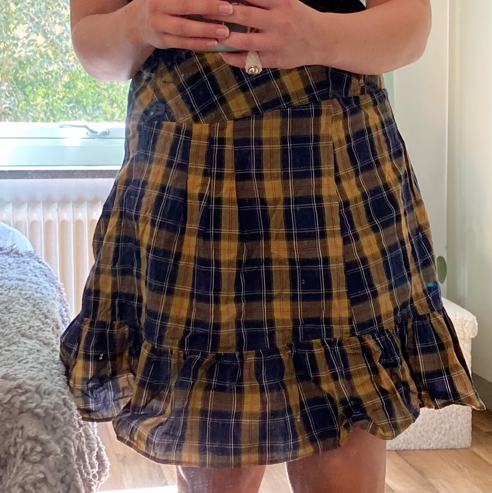 Rutig kjol köpt på second hand💓 den är lite stor på mig fastän jag är 38-40. Riktig höstvibe🙏<333. Kjolar.