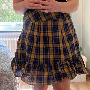 Rutig kjol köpt på second hand💓 den är lite stor på mig fastän jag är 38-40. Riktig höstvibe🙏<333