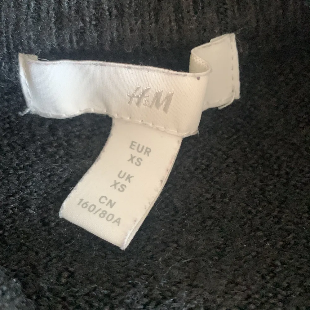 Så fin stickad tröja från h&m! Tröjan sticks inte och den är i storlek Xs men kan passa S! Köptes för runt 200kr men säljer billigare❤️kontakta vid intresse och tryck INTE PÅ KÖP DIREKT!!. Stickat.