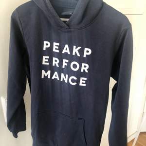 Peak performance hoodie marinblå stl 170 Säljer en del märkeströjor👚 kolla in mina andra annonser🌼