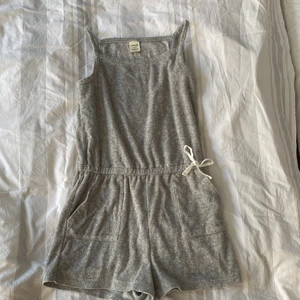 Mjukis dräkt  - Jag vet inte vad man ska kalla den för faktiskt, men det är som en jumpsuit fast med korta ben och mjuk. Fattar inte storleken riktigt men passar bra på mig som är 160cm 