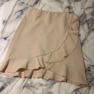 Beige/ljusrosa volangkjol - Jättefin volangkjol som inte kommer till användning längre💗 Bra skick