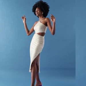 Glittrig klänning - Superfin glittrig klänning som passar perfekt  till festliga tillfällen,  från Gina tricot , storlek xs,  endast andvänd en gång , säljer för 300kr 