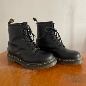 Dr.Martens Original  - Dr.Martens i sin klassiska originalform! Använda 1 gång, säljer pga fel storlek. Nyskick! Strl 37. Skickas mot frakt eller så möts vi i Stockholm☺️
