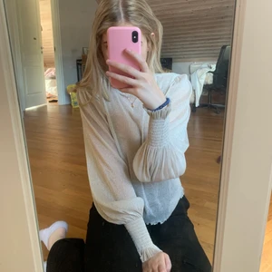 Festtopp  - Festttopp från bikbok i guld/beige med glitter, sticks inte! Storlek 34 och knappt använd, superfina puffärmar med fina detaljer nere vid ärmarna