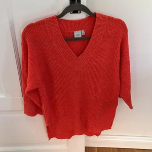 Röd Stickad tröja från Ichi  - Säljer denna helt oanvända stickade tröja från Ichi. Tröjan är röd och är i storlek small.  Kontakta mig för fler bilder eller om du har frågor 😄 Även priset kan diskuteras