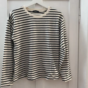 Randig tröja  - Randig tröja från Zara i ett kraftigt material. Den är väl använd men kan absolut användas mer! Nypris 359kr, jag säljer den för 80. Frakt tillkommer på 66kr.