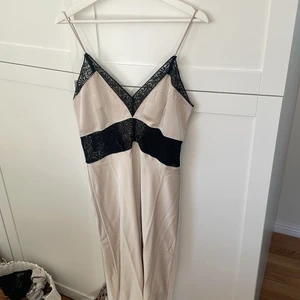 Klänning med spets  - Beige klänning med svart spets från Ginatricot i storlek M! Endast använd på midsommar! 