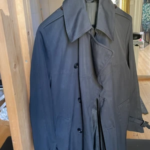 svart rock - jag är 175 och väger 70 kg och den sitter bra på mig. strax nedanför knäna. köpt på second hand och saknar bälte men väldigt fin i övrigt. köpare står för ev. frakt