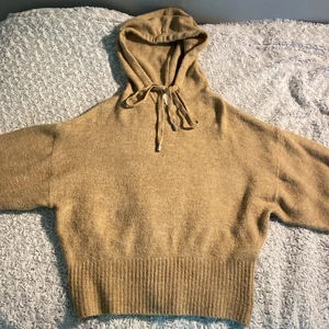 Stickad tröja - Säljer nu min jätte gosiga och sköna stickade tröja då jag inte är så glad i att använda stickade tröjor. Den är i storlek S men är lite oversised så skulle nog passa en M också. Jag köpte den för några år sedan men har knappt använt den så den är som ny.