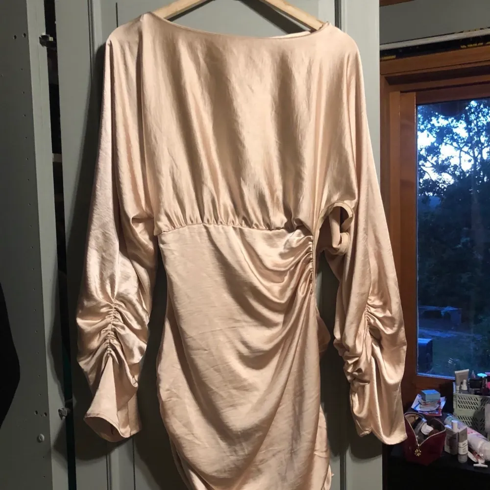 Finfin klänning i satin från Hanna schönberg kollektion med nakd, slutsåld på hemsidan! :) Använt skick men inget som direkt stör! Vid frågor är det bara att skriva <3. Klänningar.