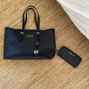 Äkta Michael kors väska och plånbok  - Äkta Michael kors väska med tillhörande plånbok.  Nyskick - kvitto finns Kan säljas separat om så önskas