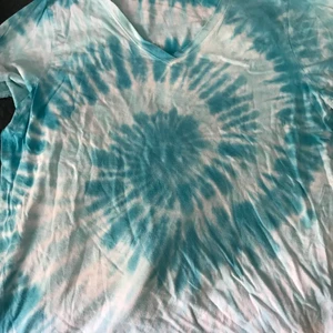 Tie dye tshirt - Oversized tshirt med blå tie dye! Super snygg och skön! Säljs då den inte kommer till användning längre! Storlek 46/48 men jag har använt den som en stor cover up! 
