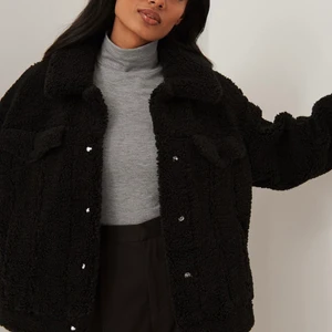 Teddyjacka  - Varm teddyjacka från NA-KD i bra skick. Nypris 799kr 