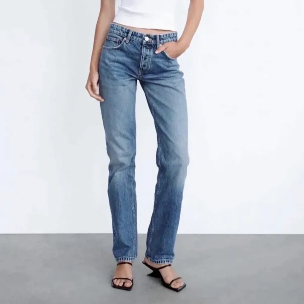 Säljer mina fina midrise jeans då de blivit lite små💙:(. Jeans & Byxor.