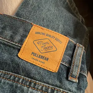 Snygga jeans i modellen ”Mom” från Pull&Bear. Är i storlek 36 men passar även dig som har storlek 34💕
