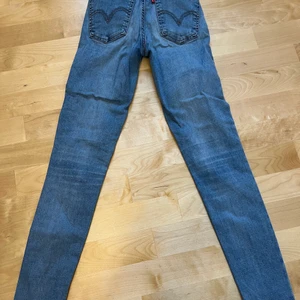 Levis jeans mile high super skinny  - FINNS OCKSÅ I SVART Storlek 23, längd funkar perfekt för runt 155-160cm🫶🏻 ganska använda men bra skick, original pris går på runt 1000kr