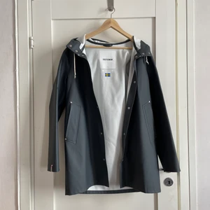 Stutterheim Stockholm Antracite Grå size S - Helt oanvänd regnjacka från Stutterheim i unisex storlek S i den grå färgen Antracite.  Nypris ca 2500 SEK. 