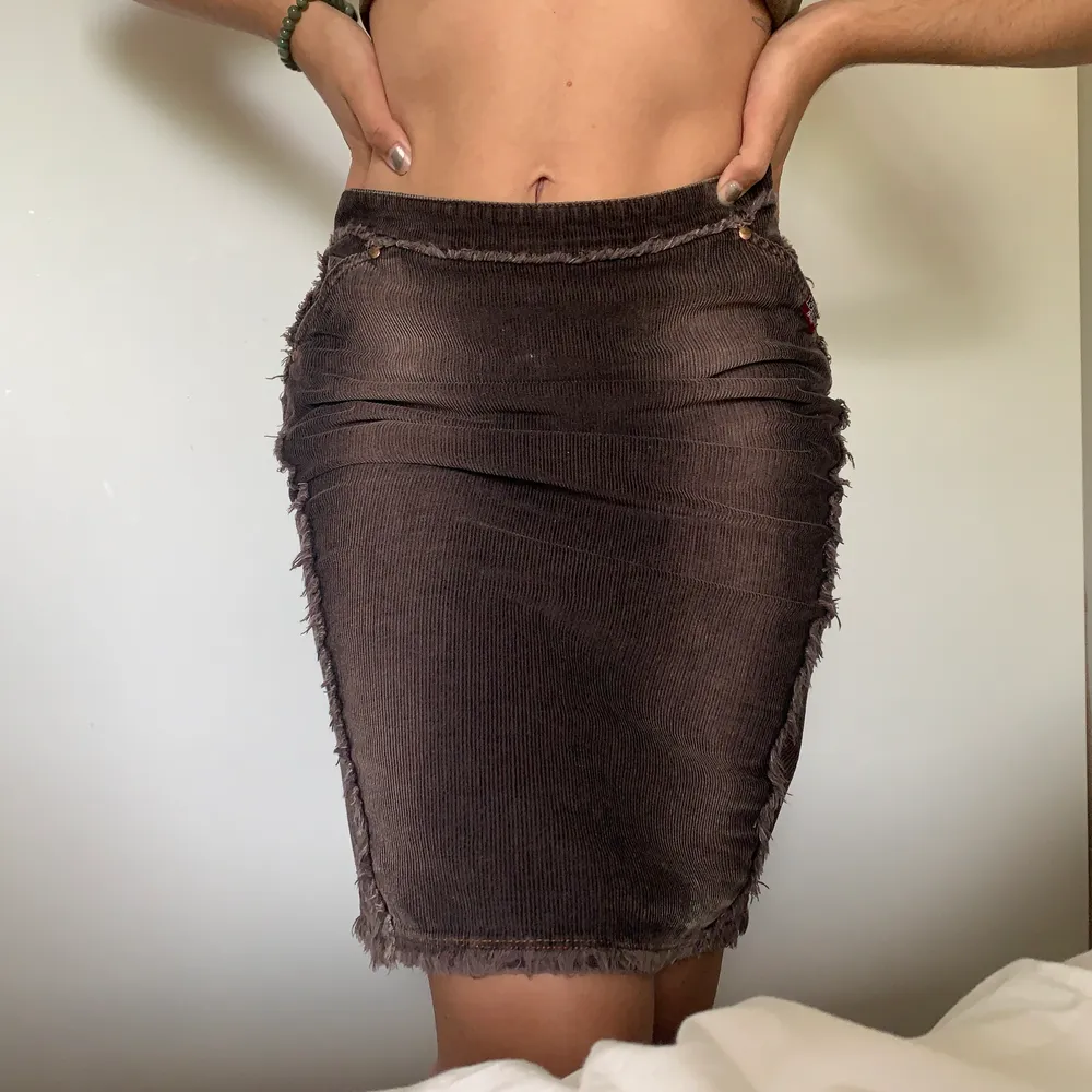 I’m selling this vintage Killah Babe skirt that I thrifted. Very nice fabric 100% Cotton made in Italy. Vintage treasure find ;) I’m a 28 and this fits a bit tight but still wearable! . Skjortor.
