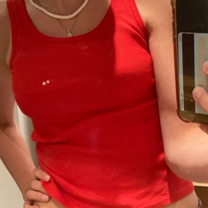 Rött linne - Köpt sekundhand och vet ej storlek men den sitter som en XS/S💗
