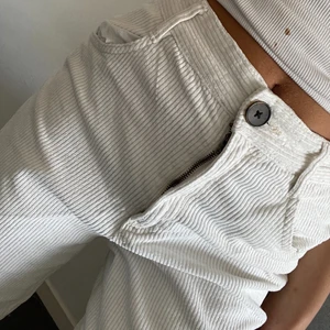 Manchesterbyxor  - Vita/cream jättesnygga Manchesterbyxor! Fint skick och säljs då dem ej används längre. 👖😇