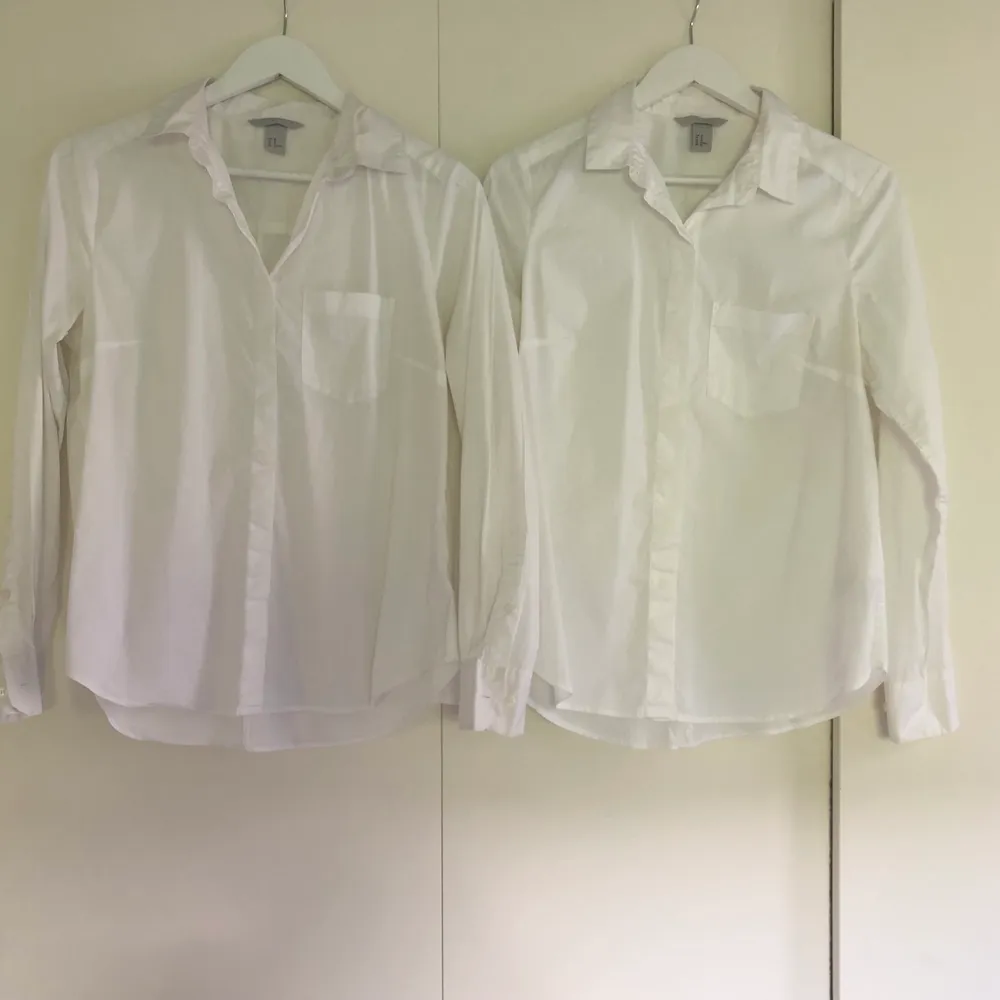 Två enkla vita skjortor från H&M som använts som arbetskläder och därför är i fint skick, noggrant skötta. Storlek 40 men mer som 38. Köp båda för 120 eller en för 70! Hör av dig vid funderingar! . Skjortor.