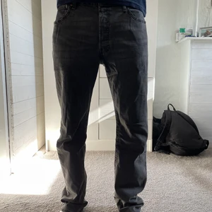 Levis jeans 501  - Ett par Mörkgråa (ljus svart) Levi’s Jeans. Ett bra skick och säljer pga ingen användning   Köpta för 900 kr Säljs direkt 600 kr Budgivning från 400  står ej för frakt 