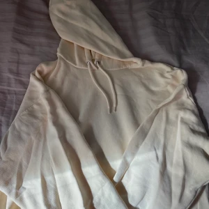Hoodie - Säljer nu min gula hoodie i storlek S-M 
