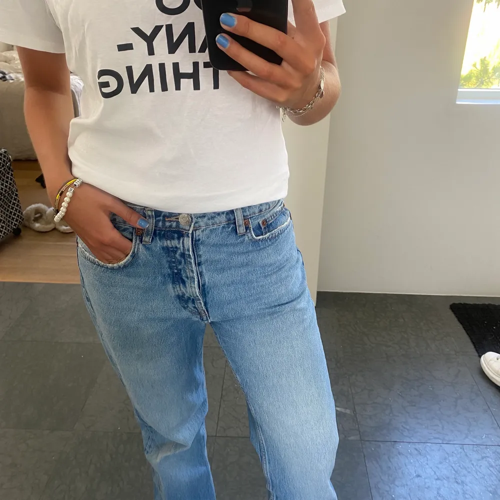 Mid Rise straight jeans från Zara! Aldrig använda! Storlek 38 . Jeans & Byxor.