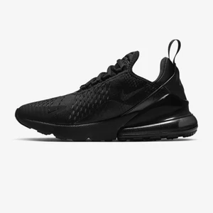 Nike Air 270’s - Inga skador inga hål, använd bara för träning, alltså inte så mycket. Ser ut som nya kom privat så kan jag skicka bilder på dom. :) köpt för 1799:-, säljs from 1200:-  . Säljer eftersom att den inte kommer till användning längre. 😄