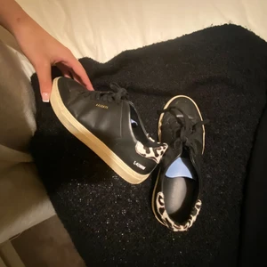 Axel arigato skor  - Hej nu säljer jag mina fina Axel arigato skor! 