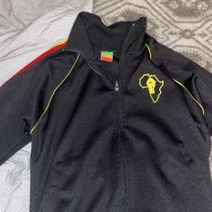 Jacka - Den är köpt second hand, nån slags adidassak fats inte adidas😭